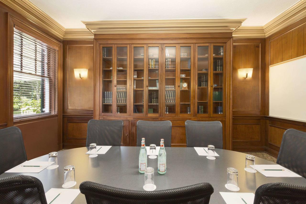 Ivey Spencer Leadership Centre 3*
